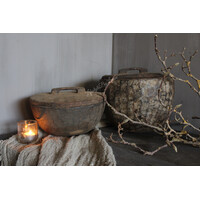 Oude houten bak met deksel