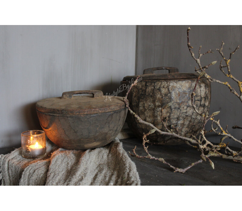 Oude houten bak met deksel