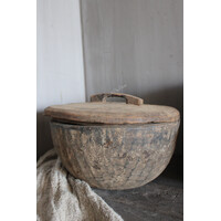 Oude houten bak met deksel