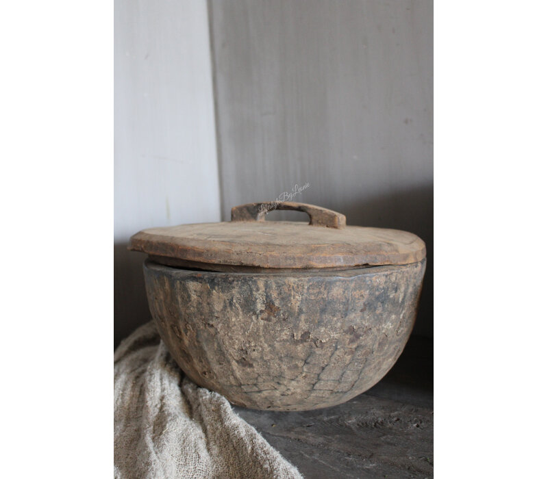 Oude houten bak met deksel