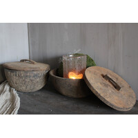 Oude houten bak met deksel