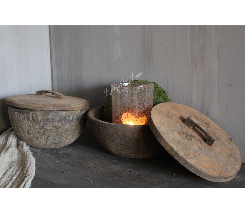 Oude houten bak met deksel