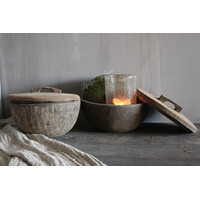 Oude houten bak met deksel