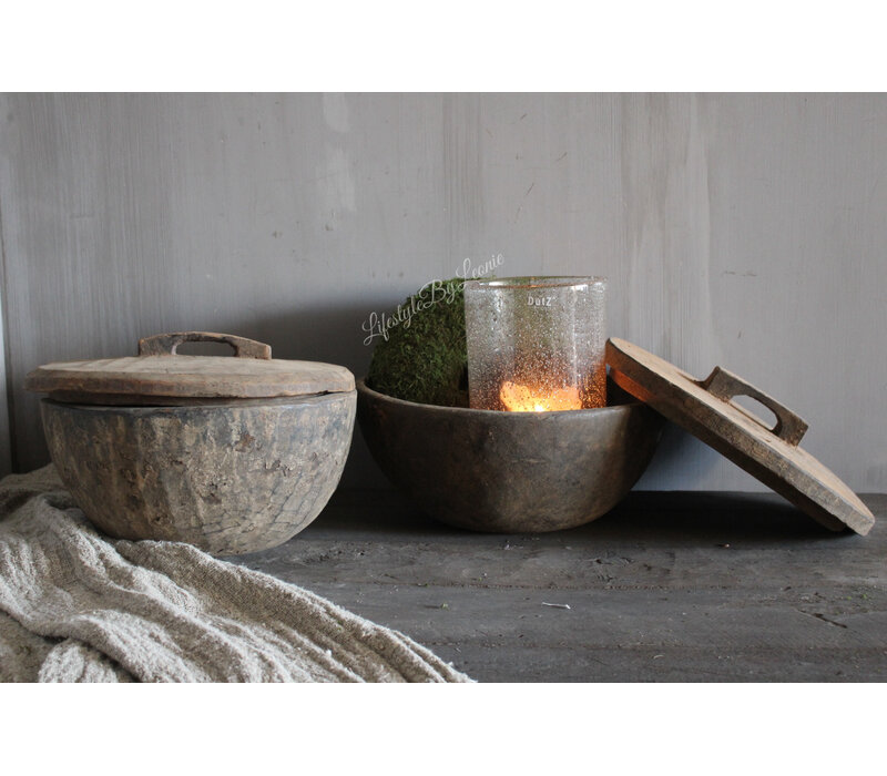 Oude houten bak met deksel