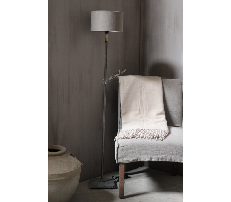 Grijs metalen vloerlamp met hardstenen voet 140 cm