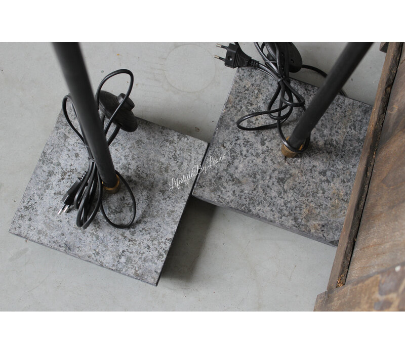 Grijs metalen vloerlamp met hardstenen voet 140 cm