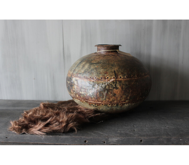 Ronde metalen oude waterkruik 34x34cm
