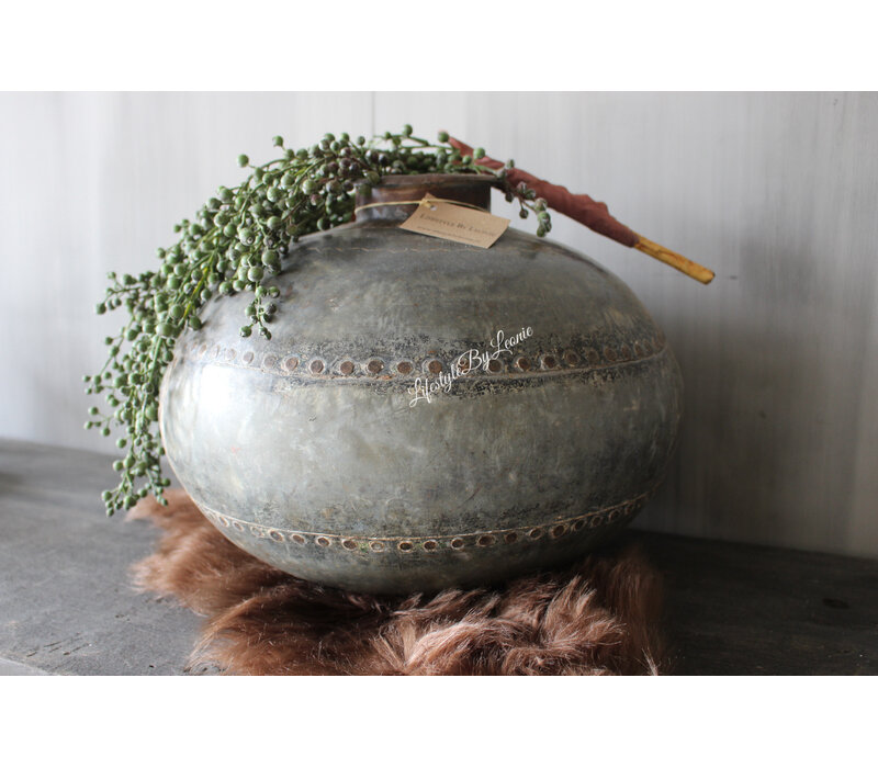 Ronde metalen oude waterkruik 34x34cm