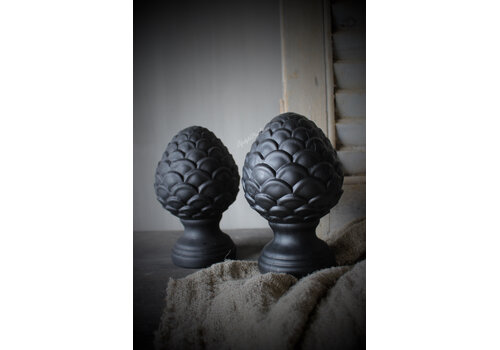 Stenen dennenappel ornament Celine zwart 18 cm