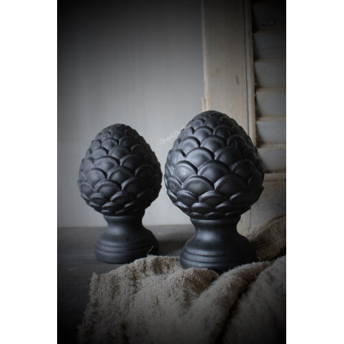 Stenen dennenappel ornament Celine zwart 18 cm 