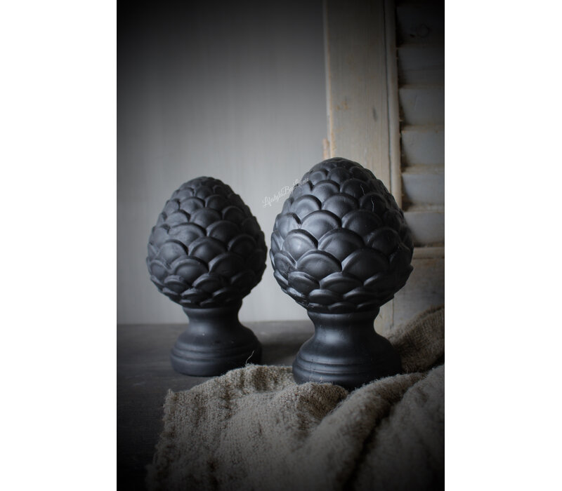 Stenen dennenappel ornament Celine zwart 18 cm
