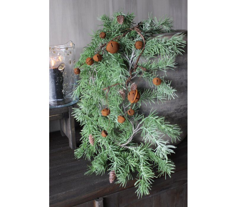 Roestige kerstbellen aan tak 55cm