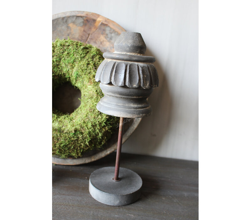 Aura Peeperkorn ornament on stand