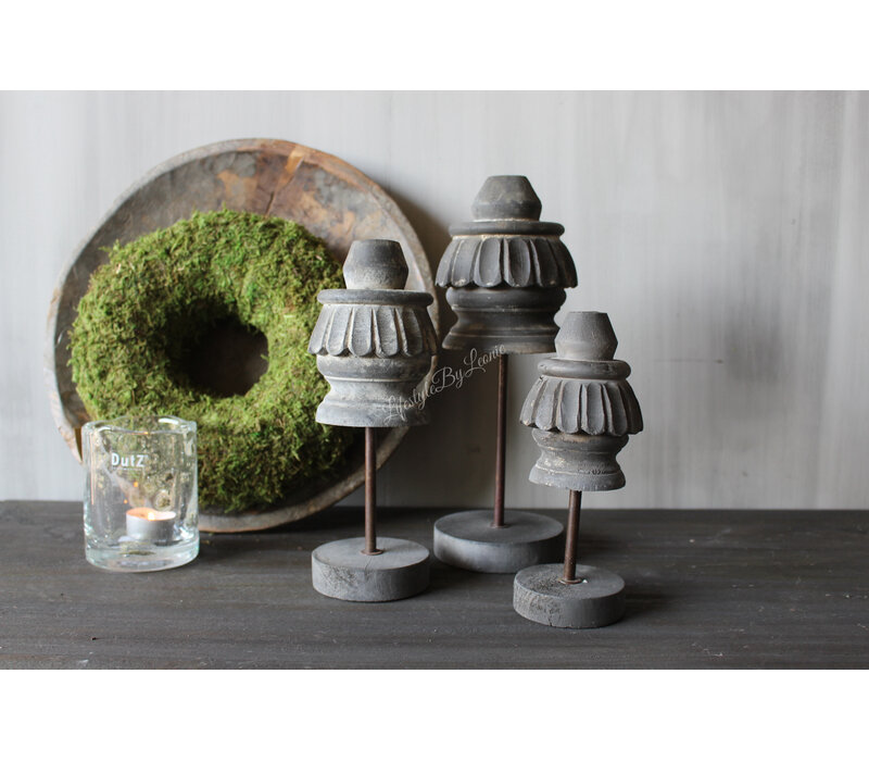 Aura Peeperkorn ornament on stand