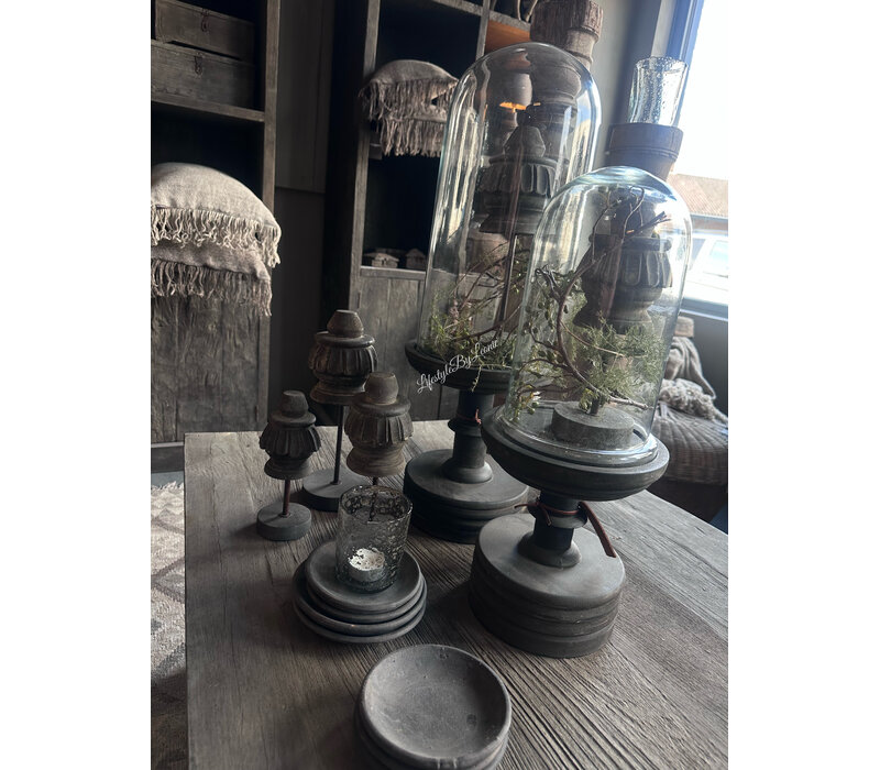 Aura Peeperkorn ornament on stand