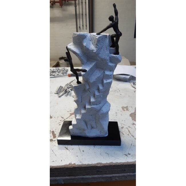 Ger van Tankeren De juiste keuze maken. 2 verbronsde beeldjes op wit kunsthars sculptuur.