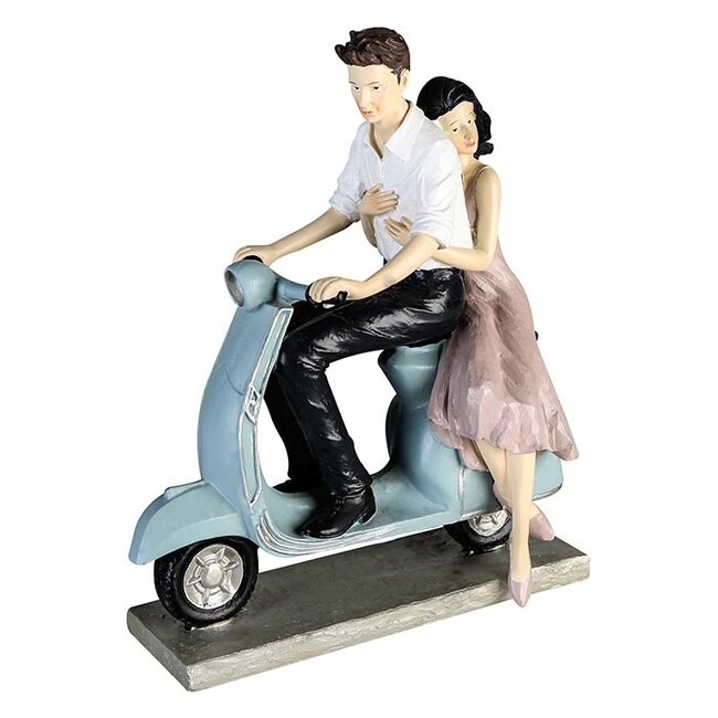 Sculptuur jong stel op scooter