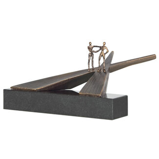 Corry Ammerlaan Op scheiding van wegen sculptuur (geheel brons)