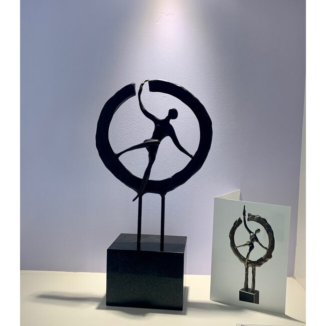 Corry Ammerlaan Bronzen beeld Op weg naar het nieuwe