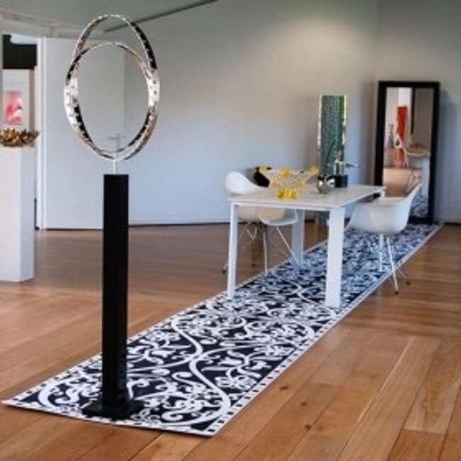 Corry Ammerlaan Alles draait om elkaar sculptuur met granieten sokkel