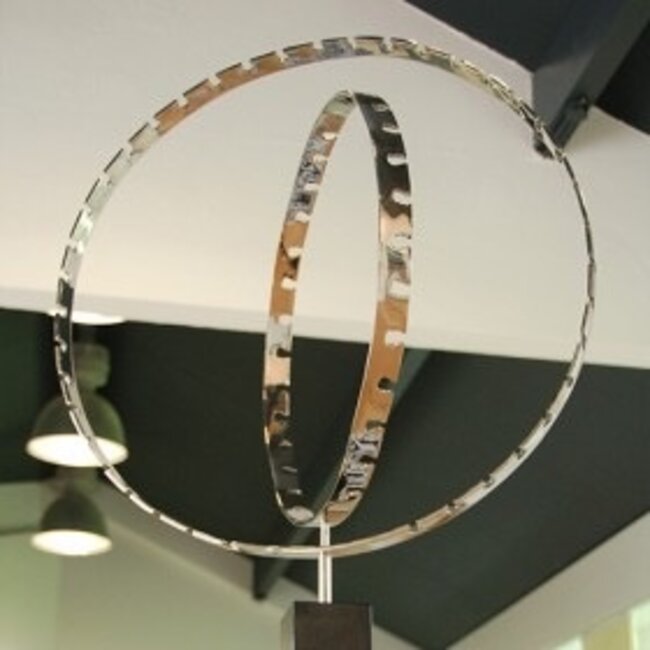 Corry Ammerlaan Alles draait om elkaar sculptuur met granieten sokkel