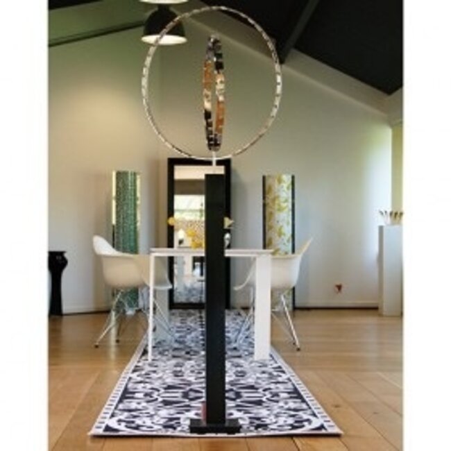 Corry Ammerlaan Alles draait om elkaar sculptuur met granieten sokkel