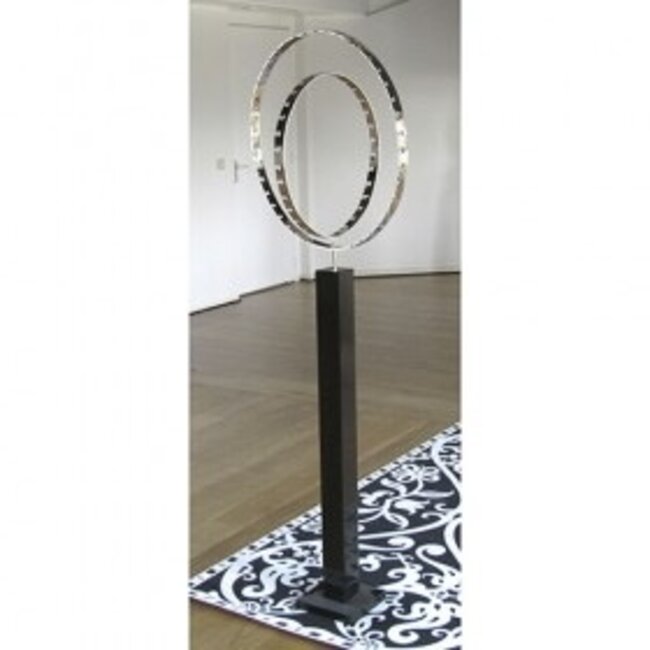 Corry Ammerlaan Alles draait om elkaar sculptuur met granieten sokkel