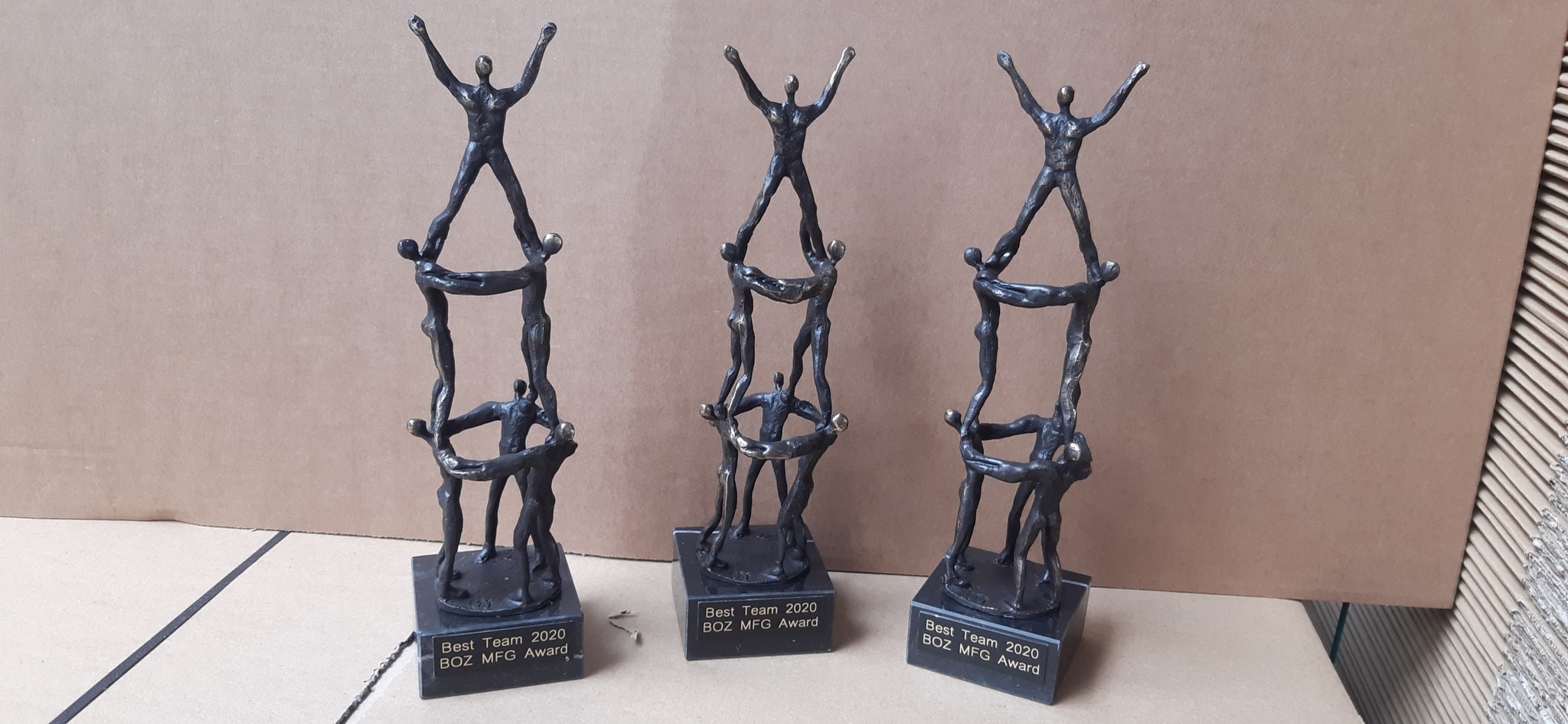 Kies voor een persoonlijk tekstplaatje op de sokkel van uw bronzen beeld