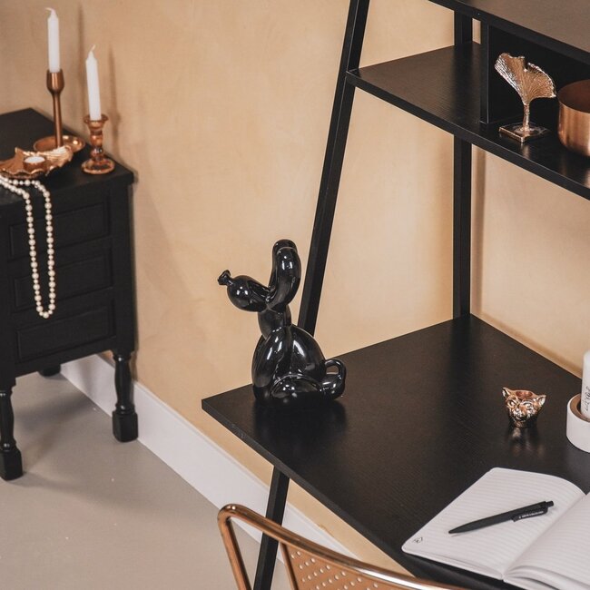 Ballonhond zwart zittend