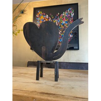 Klaas Gubbels Stalen sculptuur Hart op tafel van Klaas Gubbels