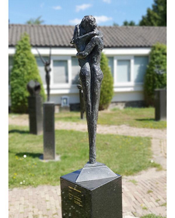 Corry Ammerlaan Bronzen beeld met elkaar