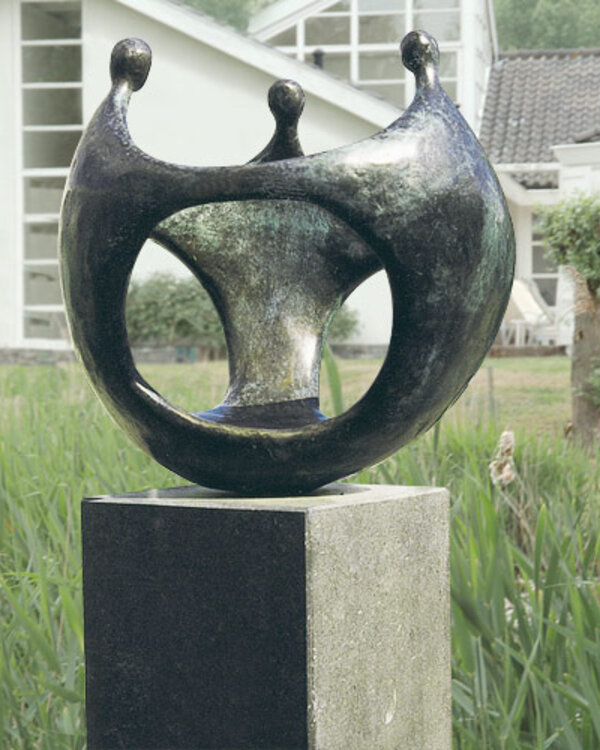 Corry Ammerlaan Bronzen beeld een bolwerk van samenwerking