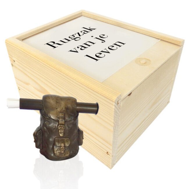 Corry Ammerlaan Beeldje rugzak van je leven (in houten kistje)
