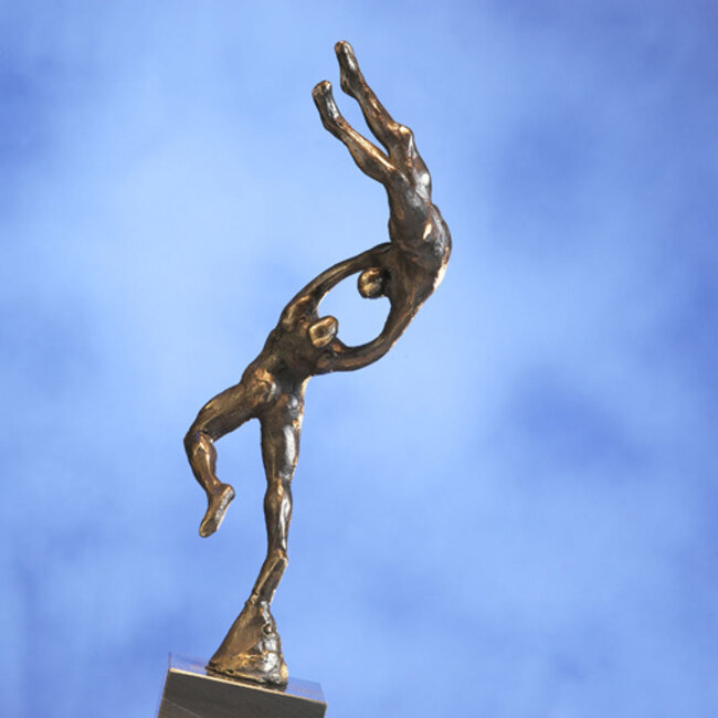 Corry Ammerlaan Bronzen beeld Samenwerking in beweging