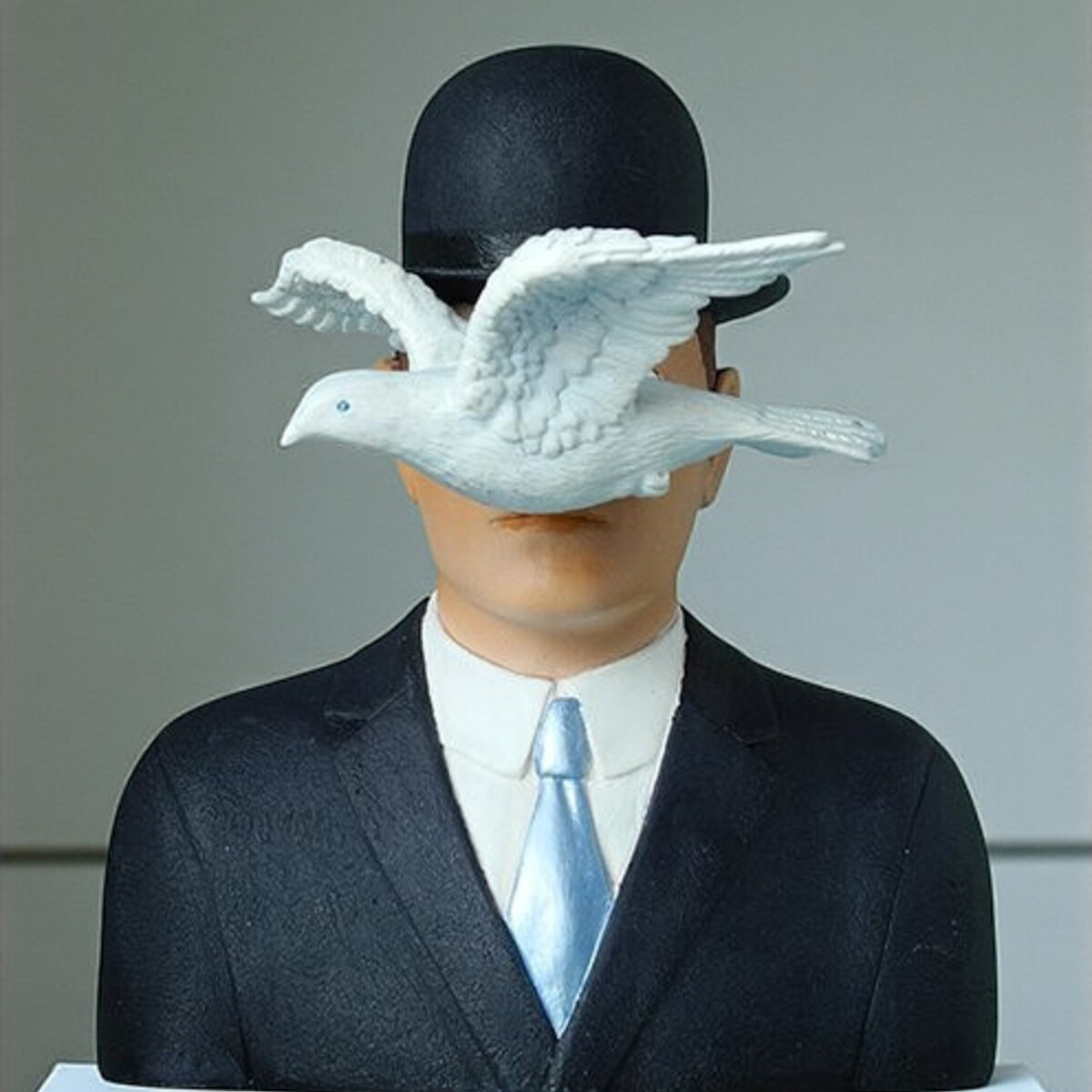 Beeld Magritte - L’homme au chapeau melon