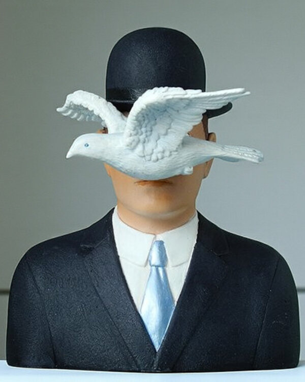 Beeld L’homme au chapeau melon naar Magritte