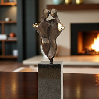 Corry Ammerlaan Fraai bronzen beeld ‘Met Elkaar de Schouders Eronder Zetten’ – Inclusief geschenkdoos & Gratis verzending