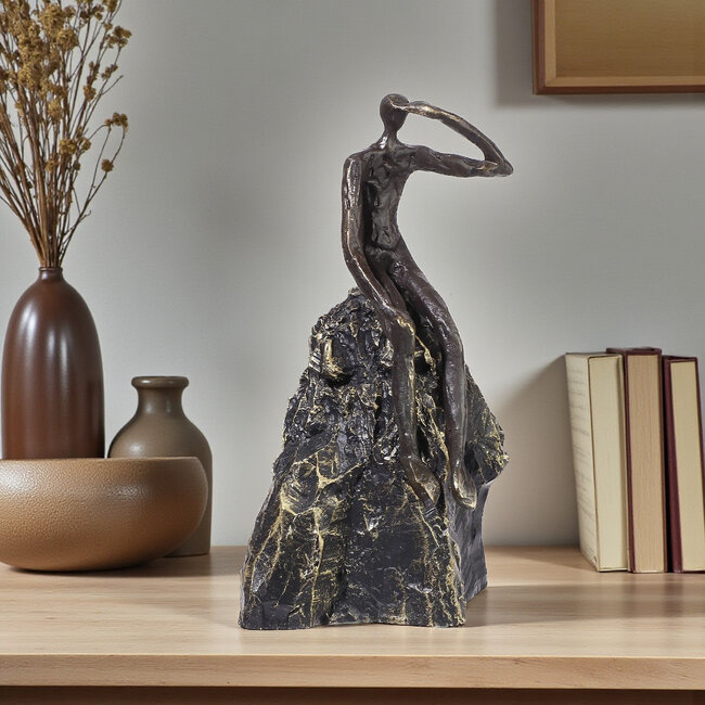 Ger van Tankeren Een positieve kijk op de toekomst. Beeldje op een rots.