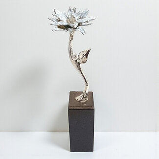 Corry Ammerlaan Zeg het met een Bloem Sculptuur – Verzilverd Tin Beeldje (15 cm)