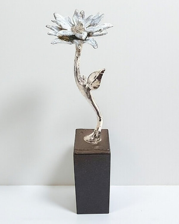 Corry Ammerlaan Zeg het met een Bloem Sculptuur – Verzilverd Tin Beeldje (15 cm)