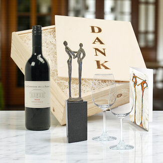 Corry Ammerlaan Dank sculptuur – Fles wijn & 2 glazen in houten kist
