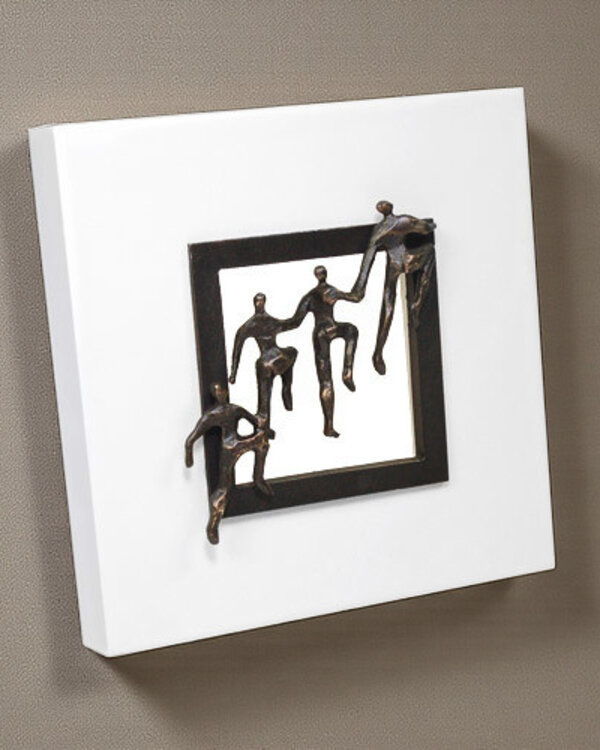 Corry Ammerlaan Wanddecoratie hout met verbronsde beeldjes Samen op weg