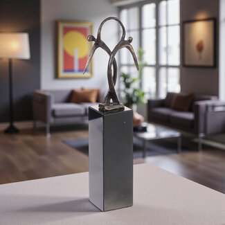Ger van Tankeren Sculptuur Advies & Bemiddeling – Verbronsd beeld op marmeren sokkel