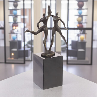 Ger van Tankeren Bronzen beeld Handen ineen slaan