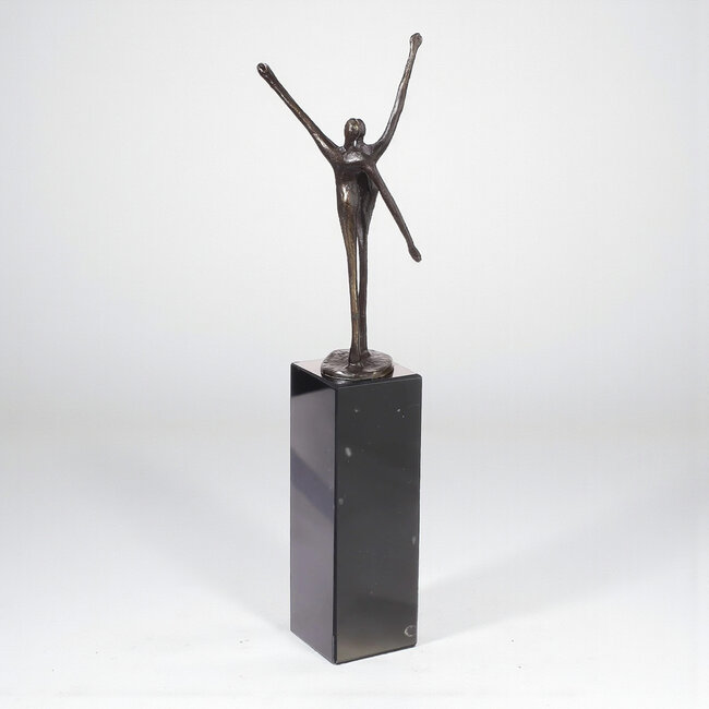 Ger van Tankeren Samenwerking in balans. Twee verbronsde mens beeldjes op 1 Marmeren sokkel.