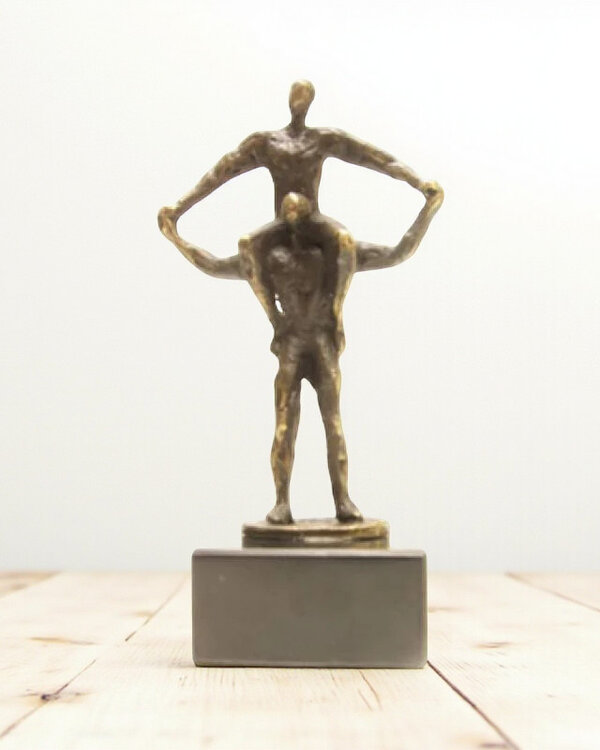 Ger van Tankeren Bronzen beeld Samen de zaak van de grond tillen