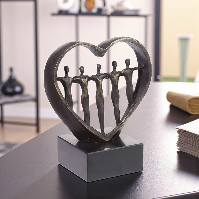 Ger van Tankeren Om elkaar geven. Hart sculptuur. Liefdesbeeld.