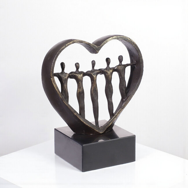 Ger van Tankeren Om elkaar geven. Hart sculptuur. Liefdesbeeld.