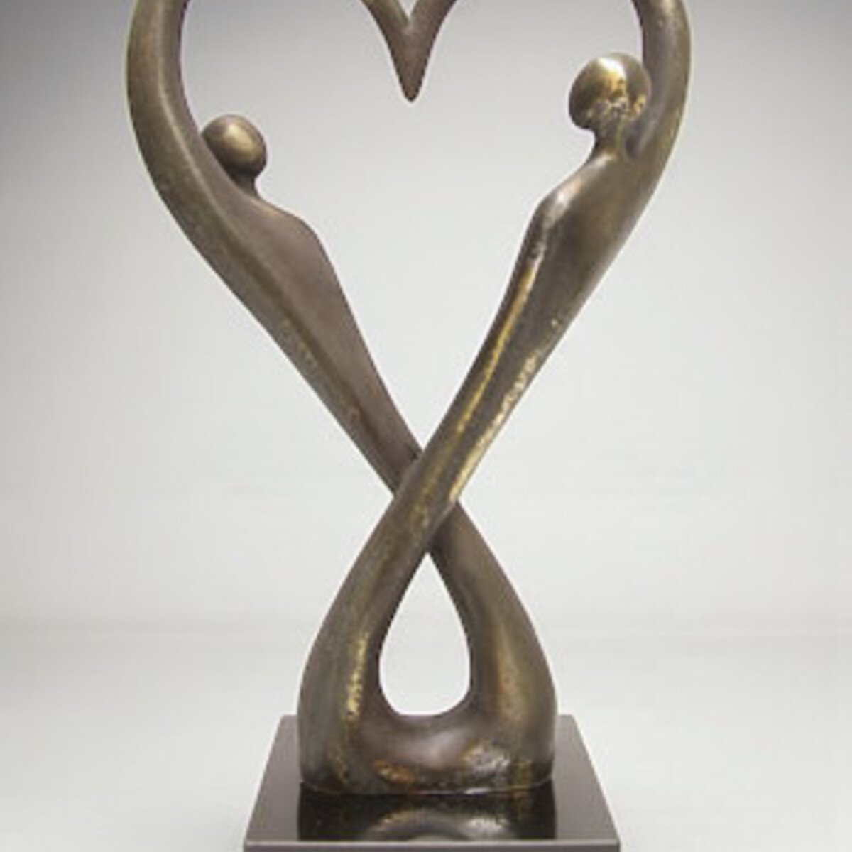 Bronzen liefdes beeld 'With Love' (2)