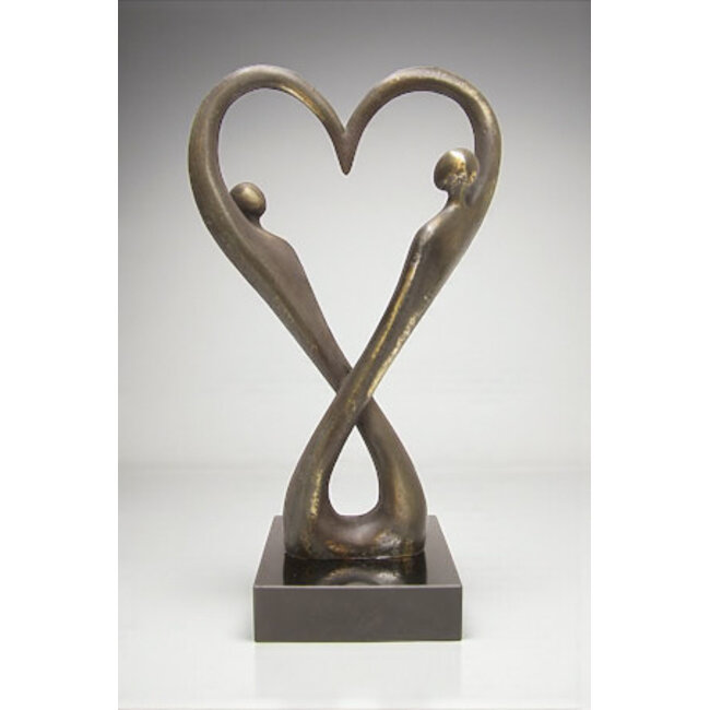 Bronzen liefdes beeld 'With Love'